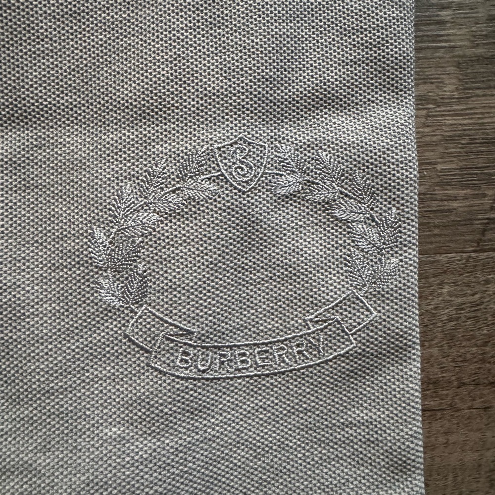 Burberry polo Waleorth crest with an oak motif in pale grey melange